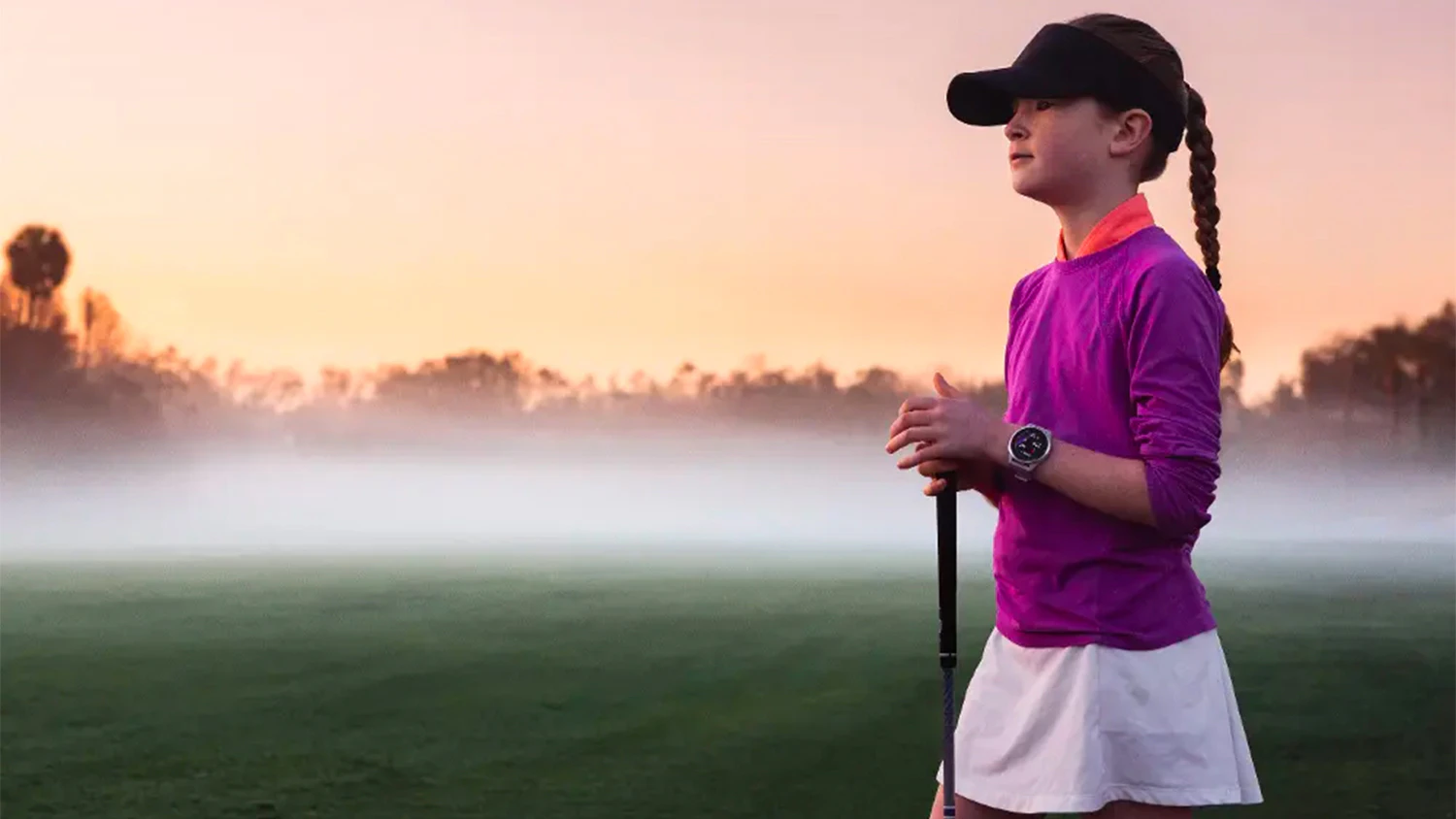 D&iacute;vka se smart hodinkami Garmin Approach J1 ComfortFit na golfov&eacute;m hři&scaron;ti
