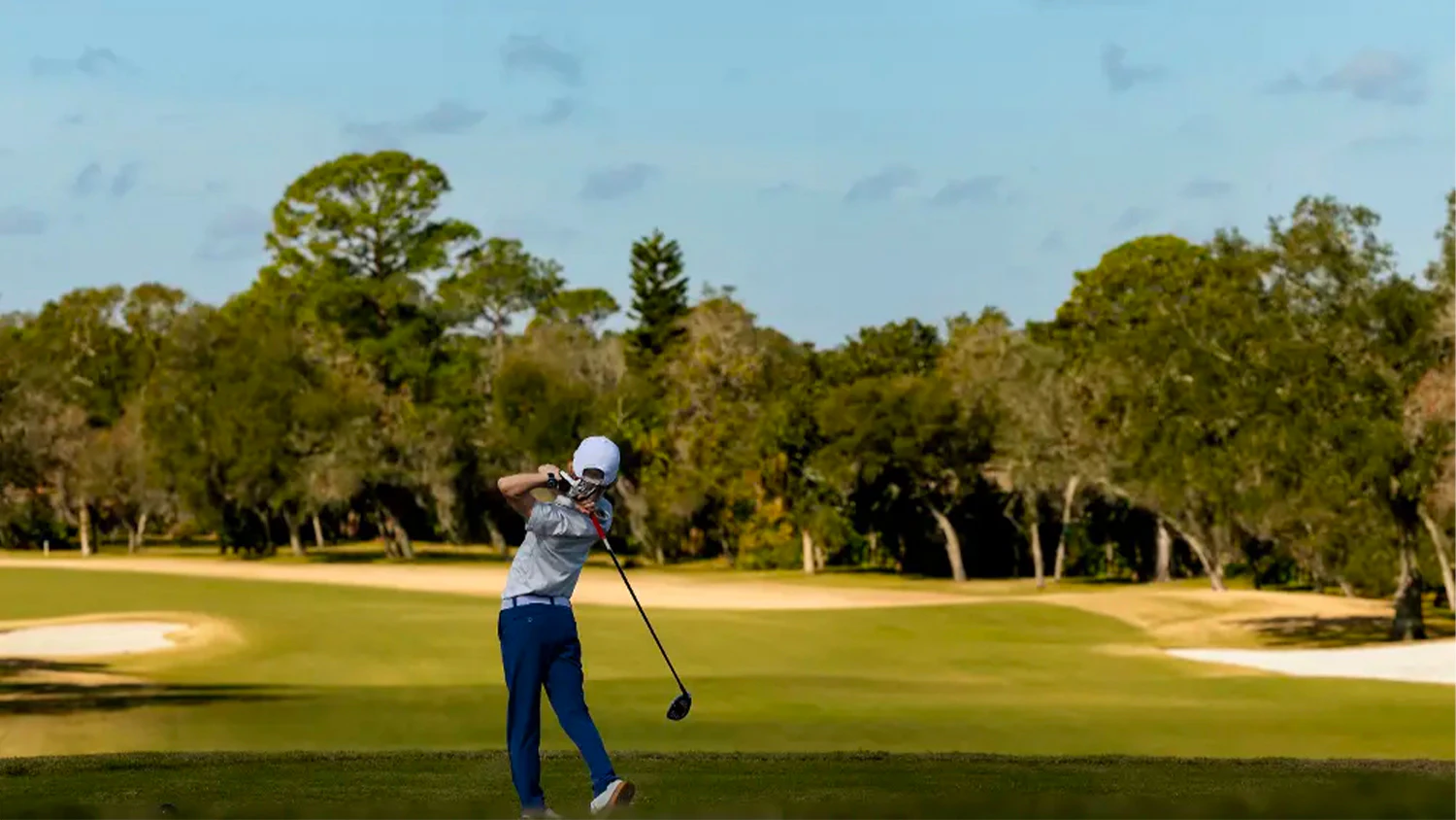 Chlapec hraje golf se smart hodinkami Garmin Approach J1 ComfortFit