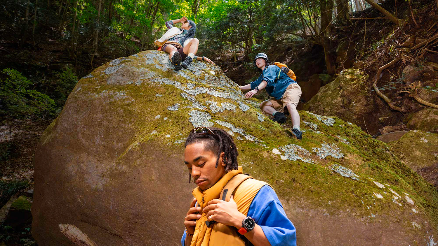 Lidi při turistice v přírodě se smart hodinkami Garmin Instinct 3 na zápěstí