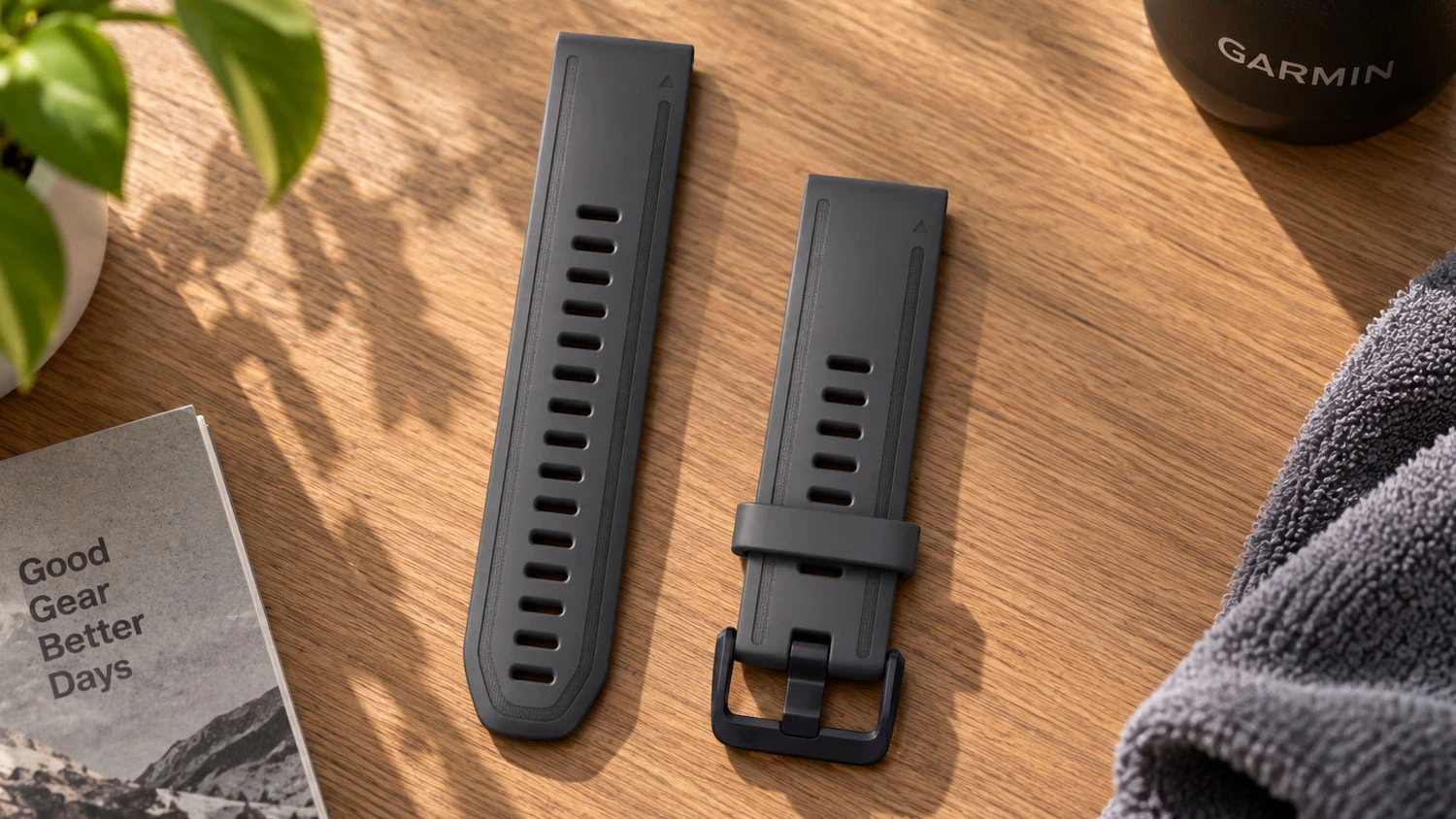 Řemínek na hodinky Garmin QuickFit 20 mm silikon položený na stole