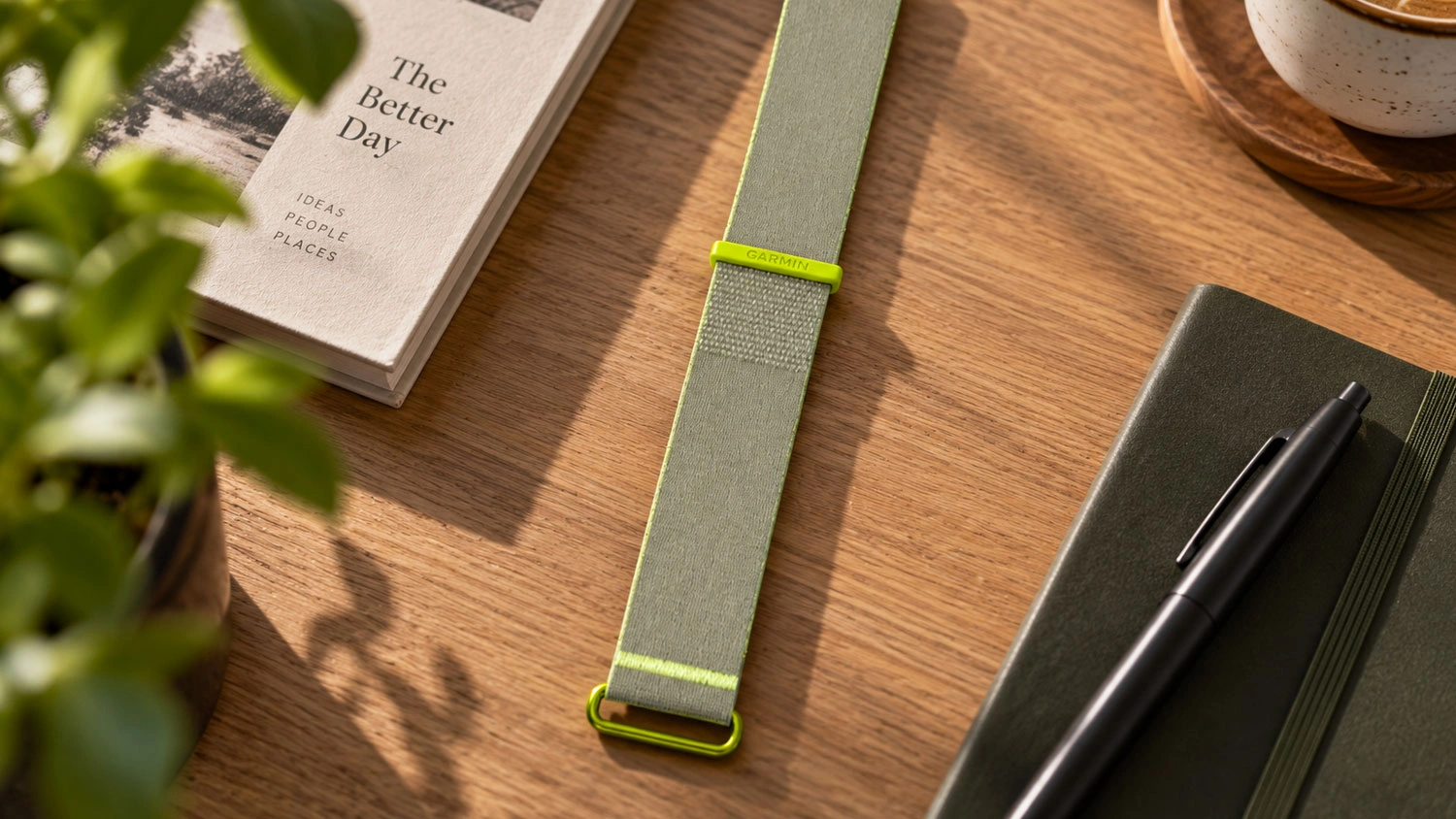 Řem&iacute;nek na hodinky Garmin CIRQA band Citron Gray L&ndash;XL položen&yacute; na stole