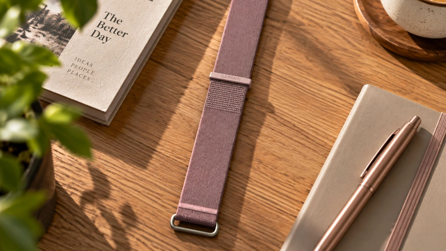 Řem&iacute;nek na hodinky Garmin CIRQA band Mauve L&ndash;XL položen&yacute; na stole