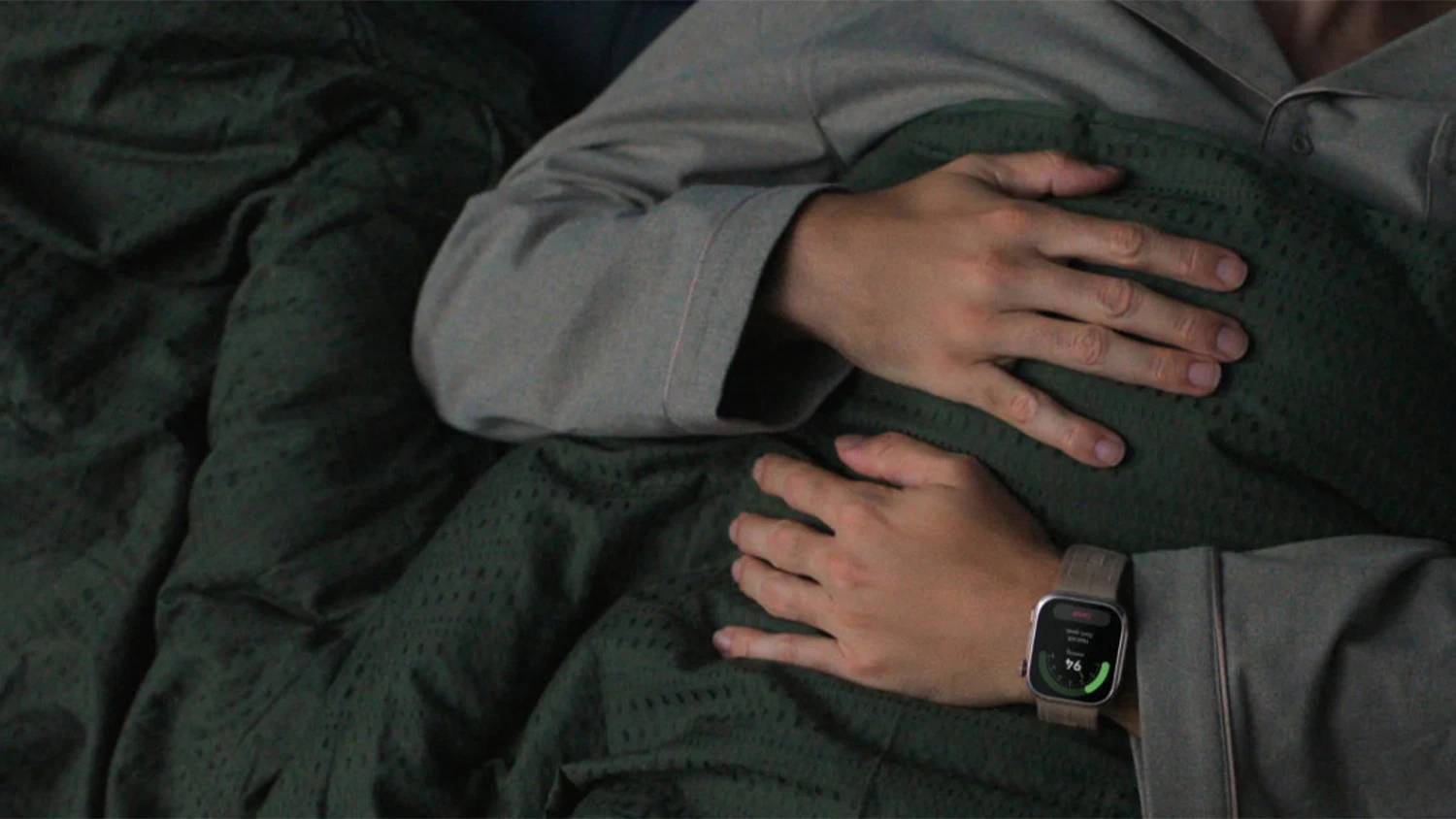Muž kontrolující upozornění na hodinkách Huawei Watch D3