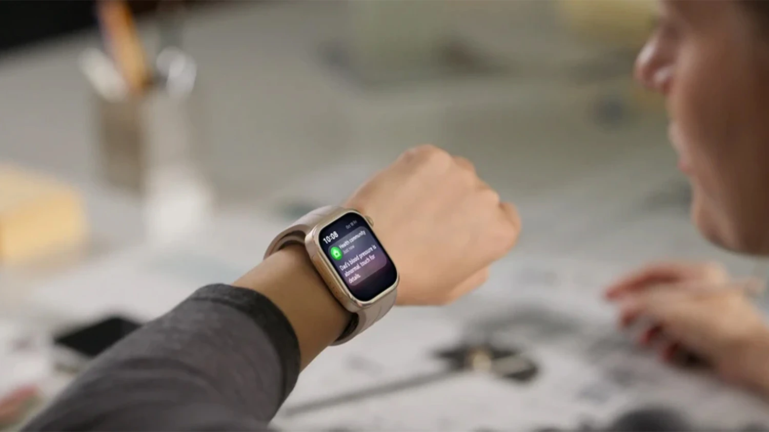 Muž spí s hodinkami Huawei Watch D3