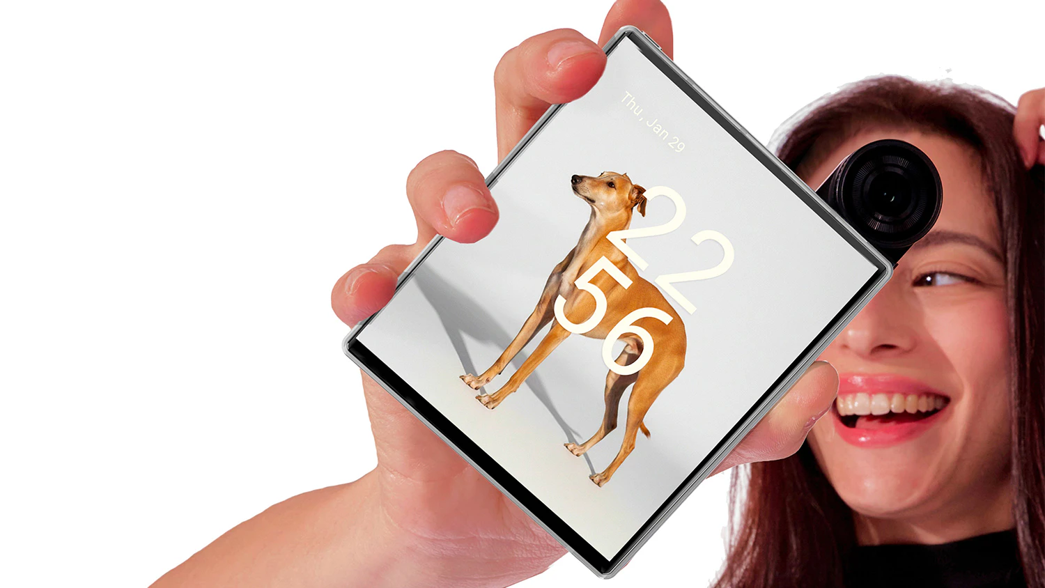 Žena drž&iacute;c&iacute; v ruce mobiln&iacute; telefon iKKO MindOne PRO 8/256GB se psem a časem na displeji