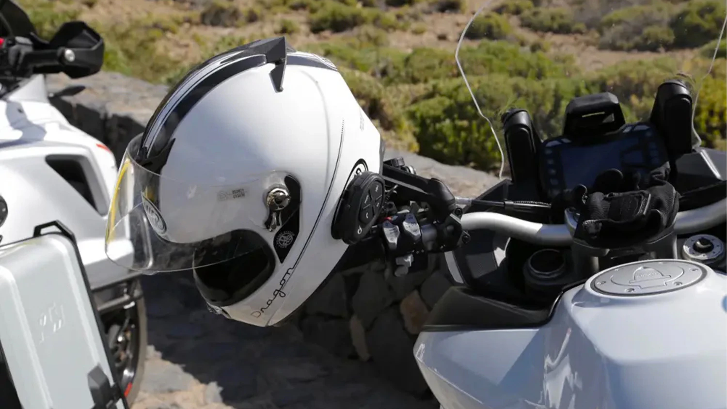 Helma s handsfree Interphone TOUR HD pově&scaron;en&aacute; na motorce