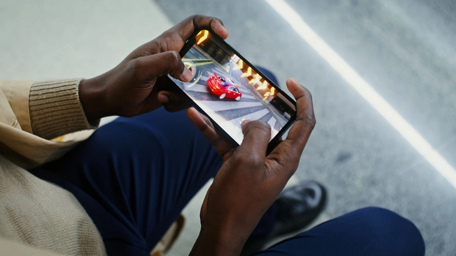 Žena s mobilom v ruke
