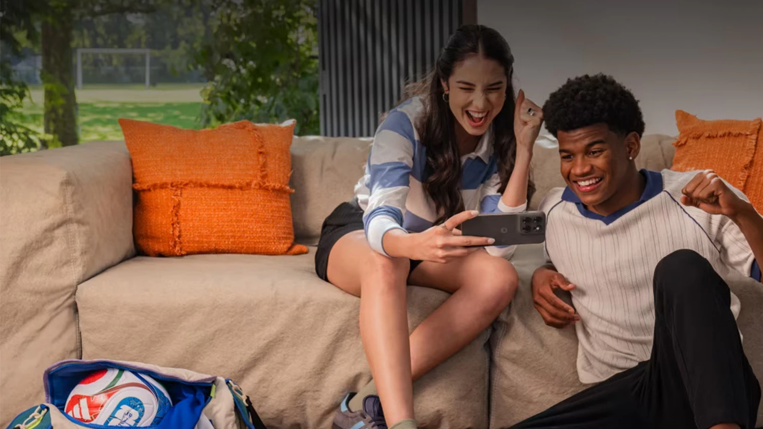 Lidé sledující obsah na telefonu Motorola Moto G77