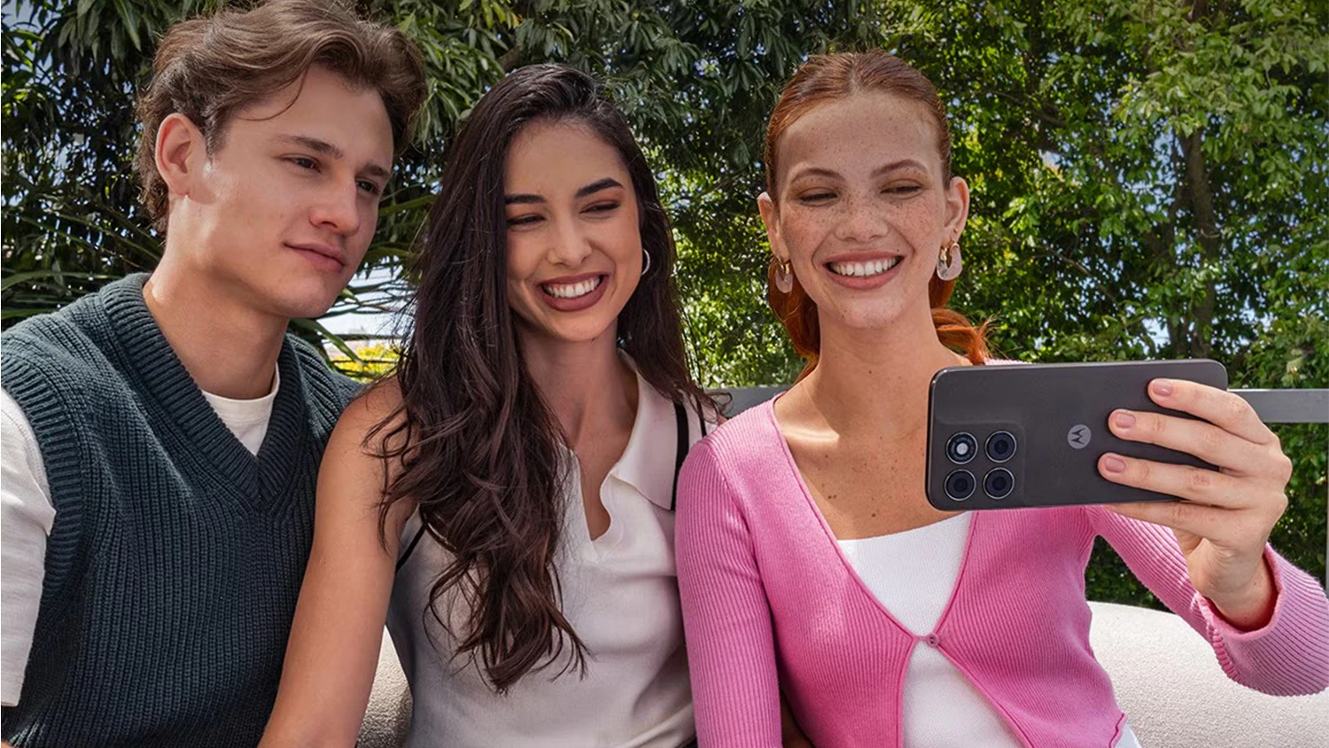 Lidé fotící se telefonem Motorola Moto G77