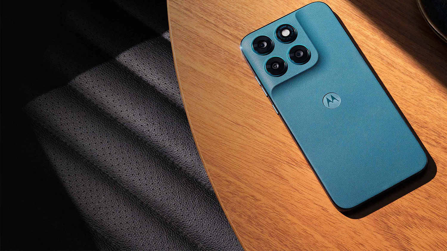 Smartphone Motorola Moto G77 na stolku