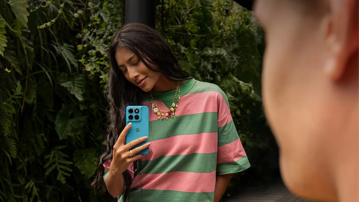 Žena fotící telefonem Motorola Moto G87