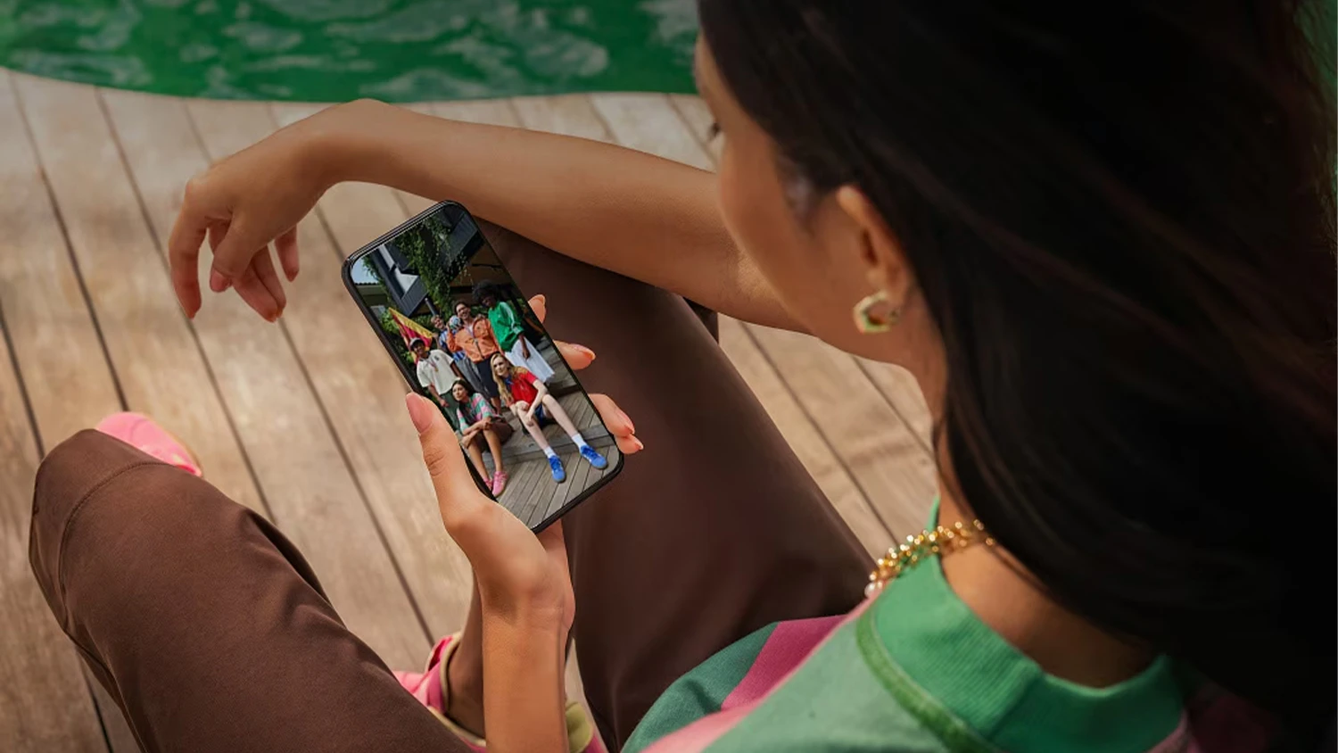 Žena sledující video na telefonu Motorola Moto G87