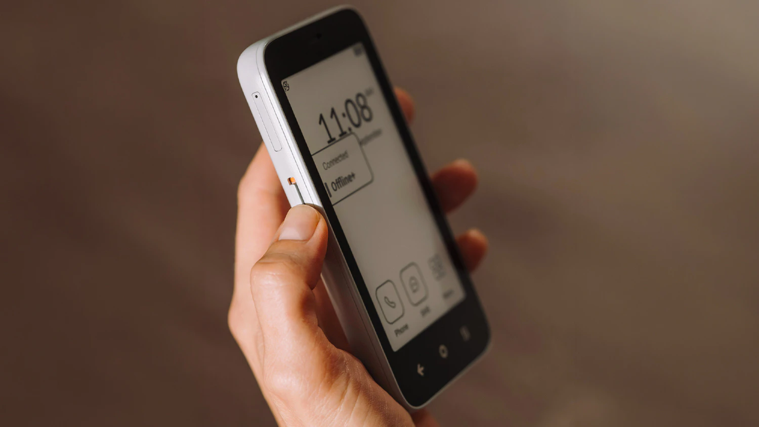 Mobiln&iacute; telefon Mudita Kompakt E-ink 3/32GB čern&yacute; zboku