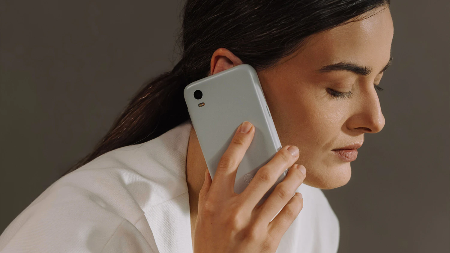 Žena používá mobilní telefon Mudita k telefonování