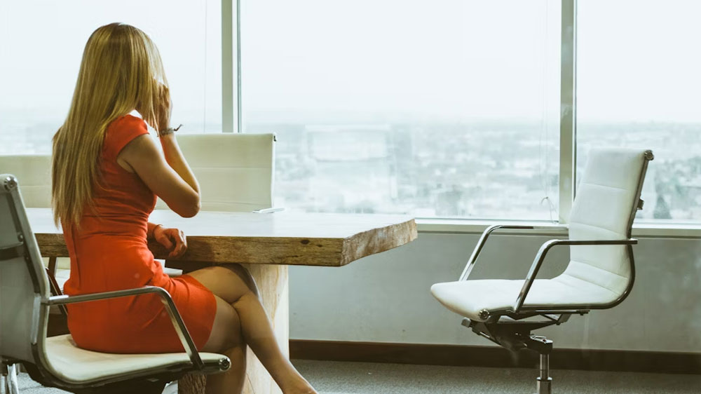 Telefonující žena v kanceláři_02