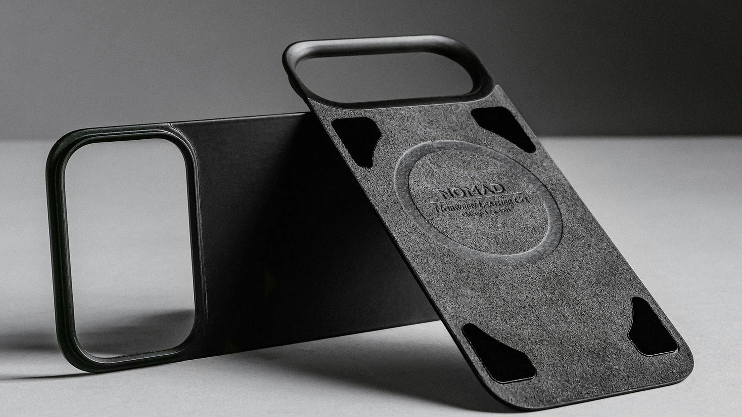 Dva kryty Nomad Magnetic Leather cez seba.