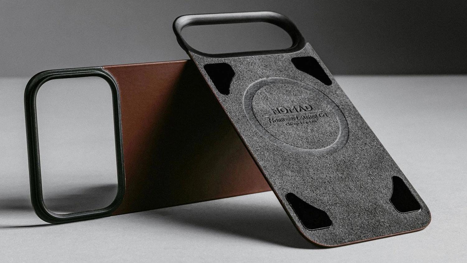 Dva kryty Nomad Magnetic Leather cez seba.