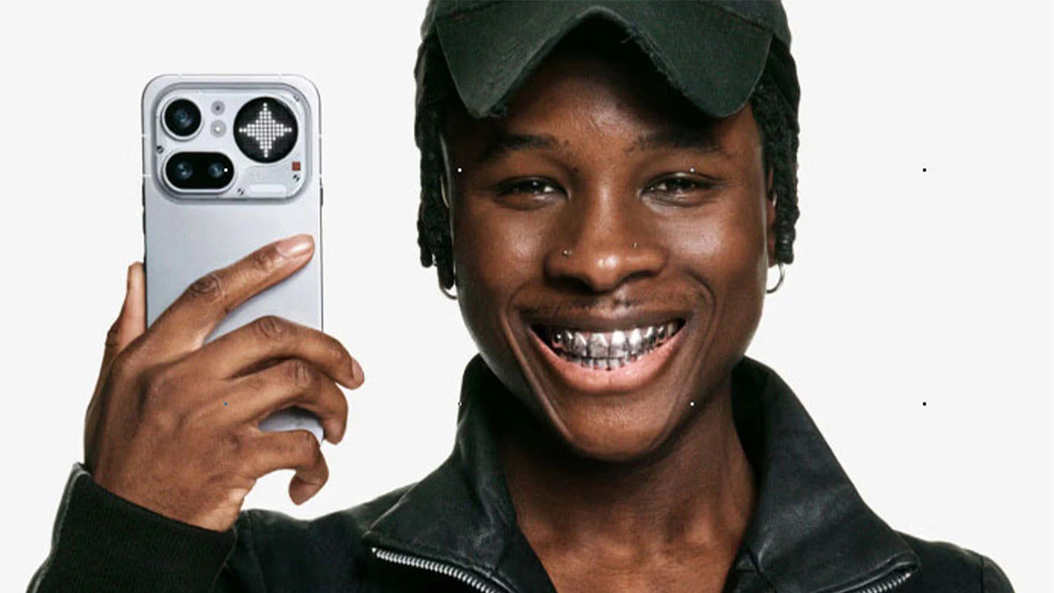 Slečna s mobilním telefonem Nothing Phone 4A PRO v ruce