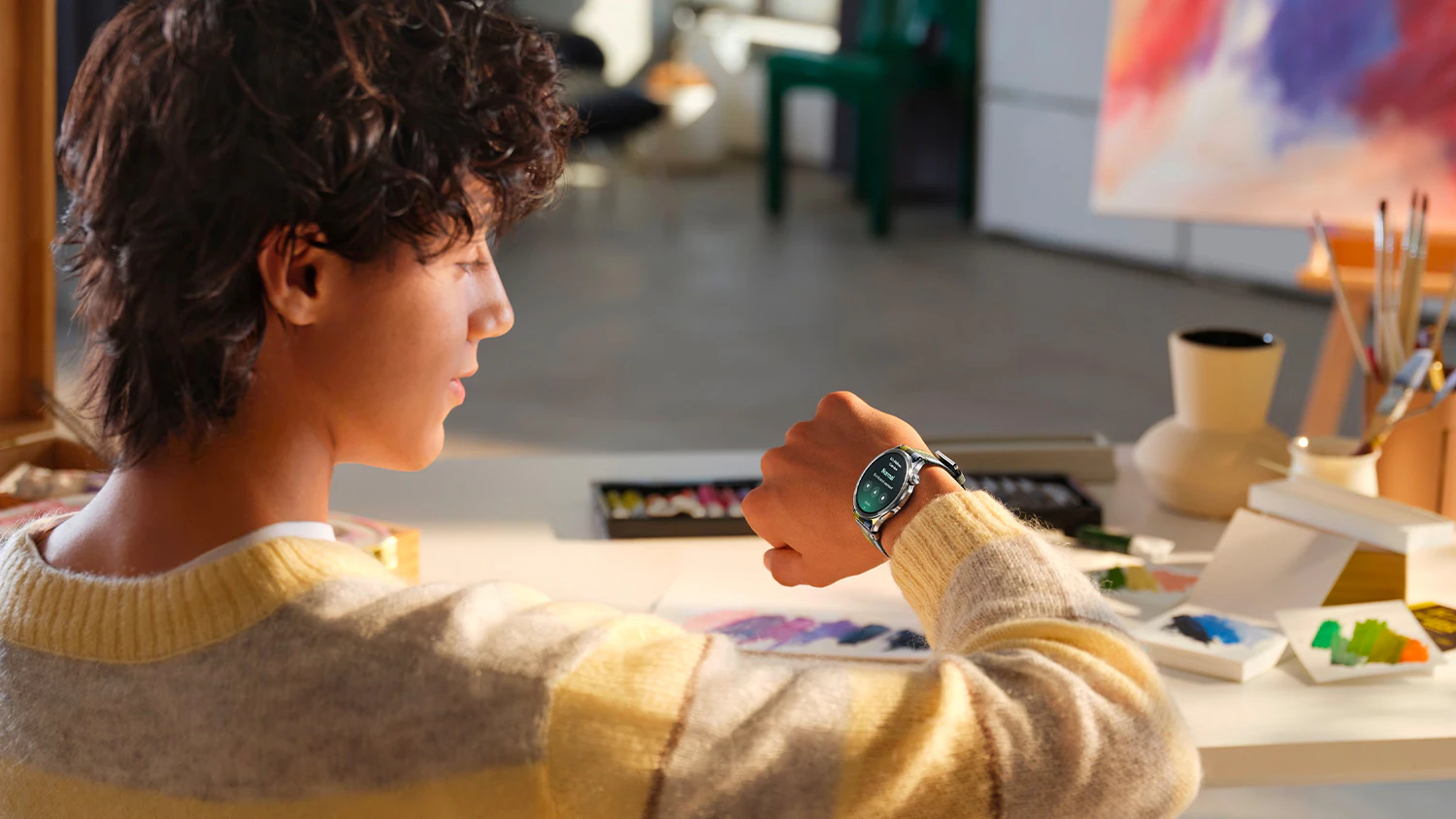 Muž se d&iacute;v&aacute; na hodinky OPPO Watch S na sv&eacute;m z&aacute;pěst&iacute;
