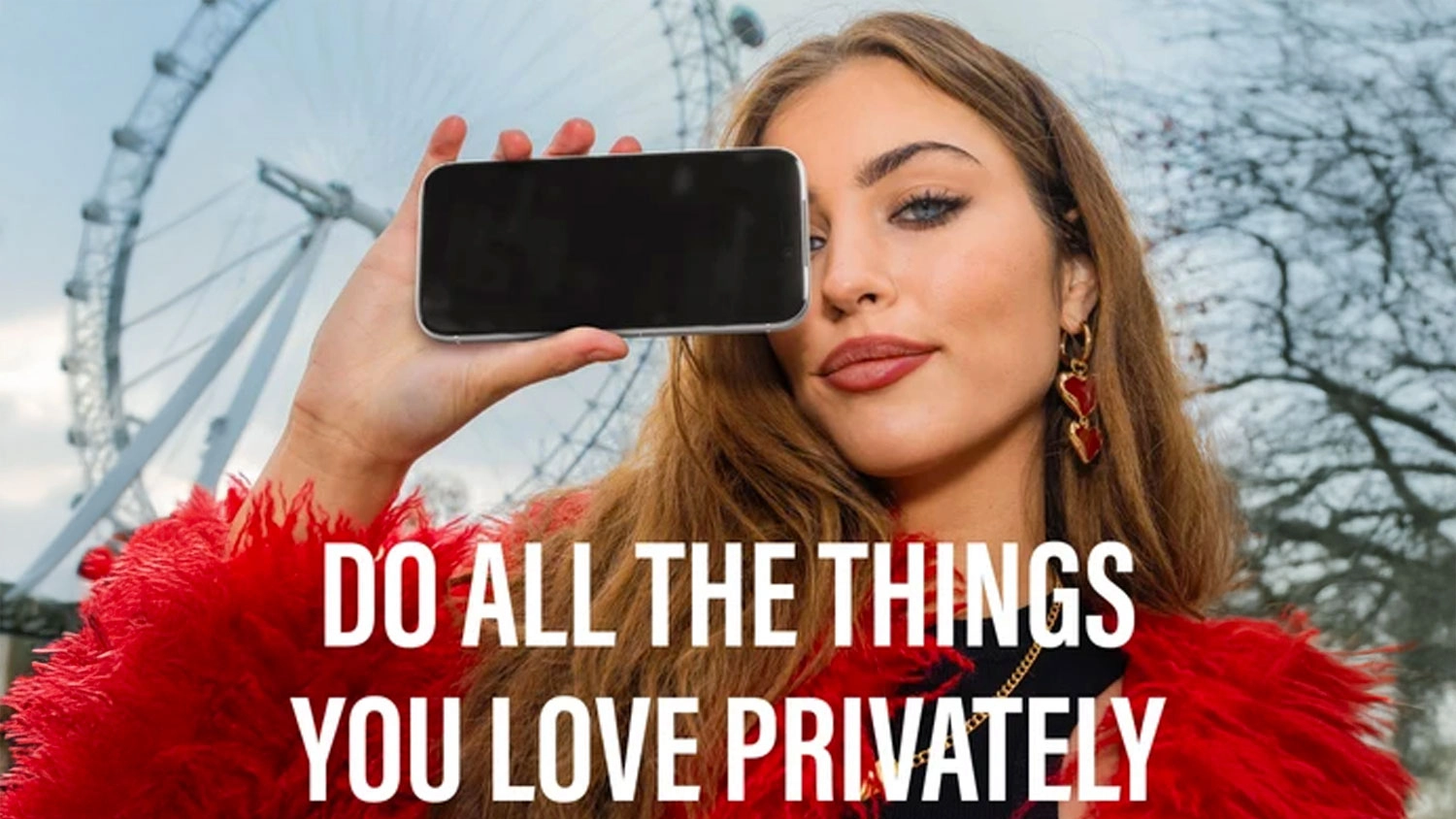 Žena drží mobil s ochranným sklom PanzerGlass UWF 2-Way Privacy