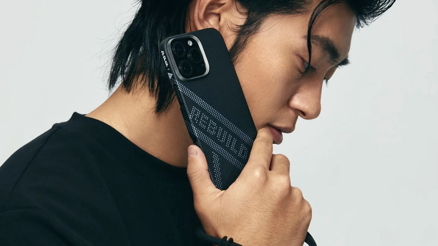 Telef&oacute;n s krytom Pitaka Tactile Woven u ucha muža
