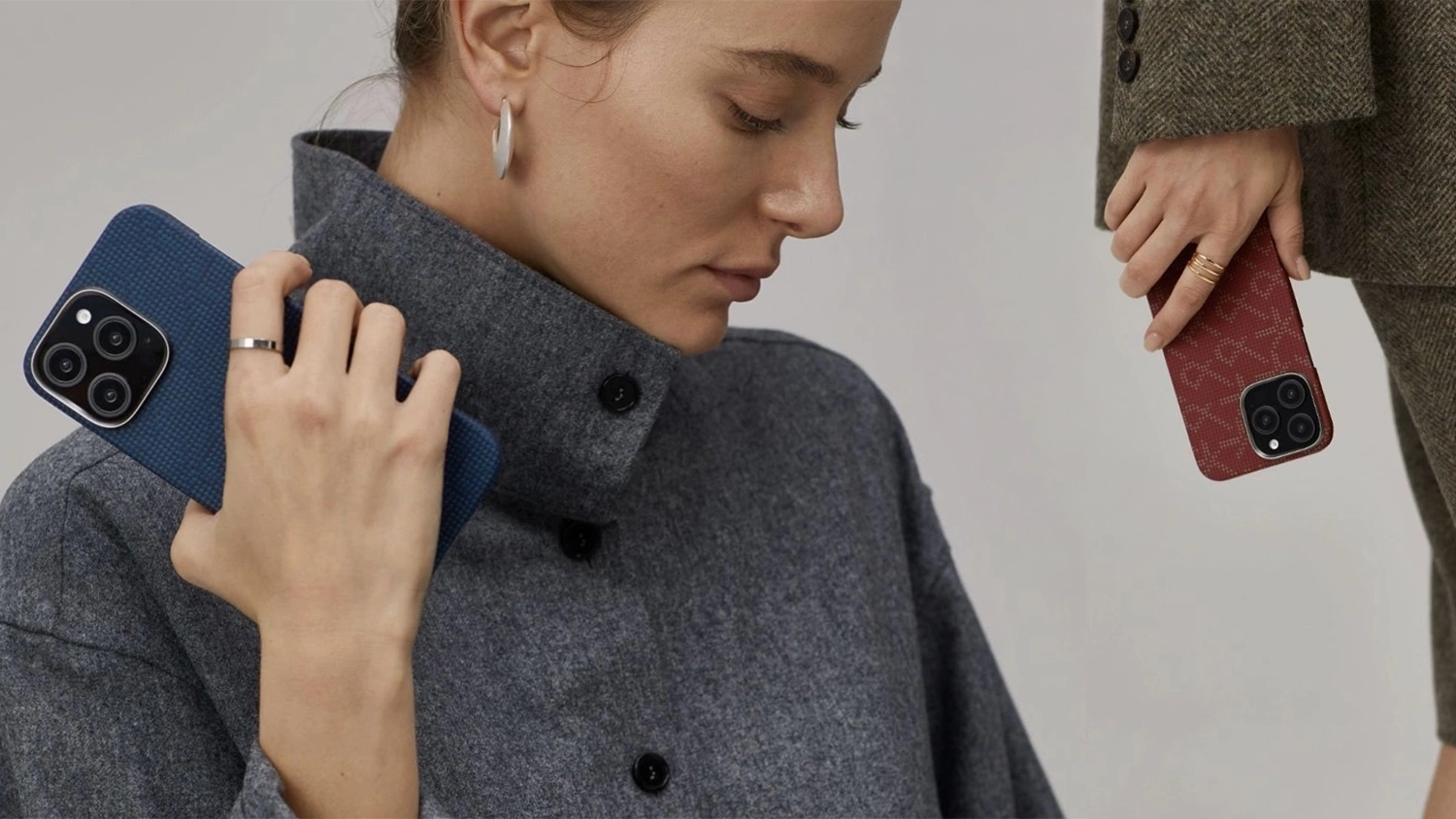 Ženy držia telefón v ochrannom kryte Pitaka Tactile Woven
