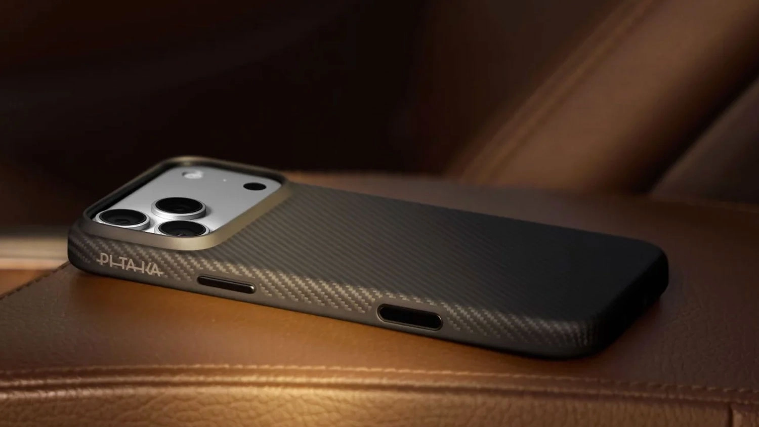 Mobil v obale Pitaka Aramid ProGuard Case