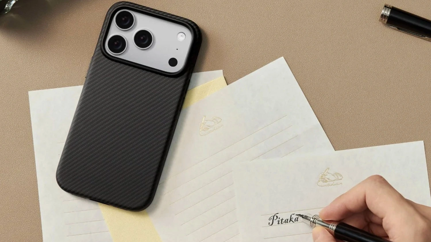 Mobil s krytem Pitaka Aramid UltraGuard Case iPhone 17