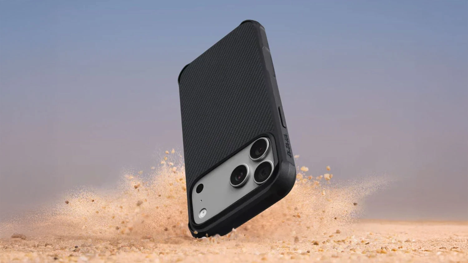 Mobil v obale Pitaka Ultra-Slim Case pri páde do piesku