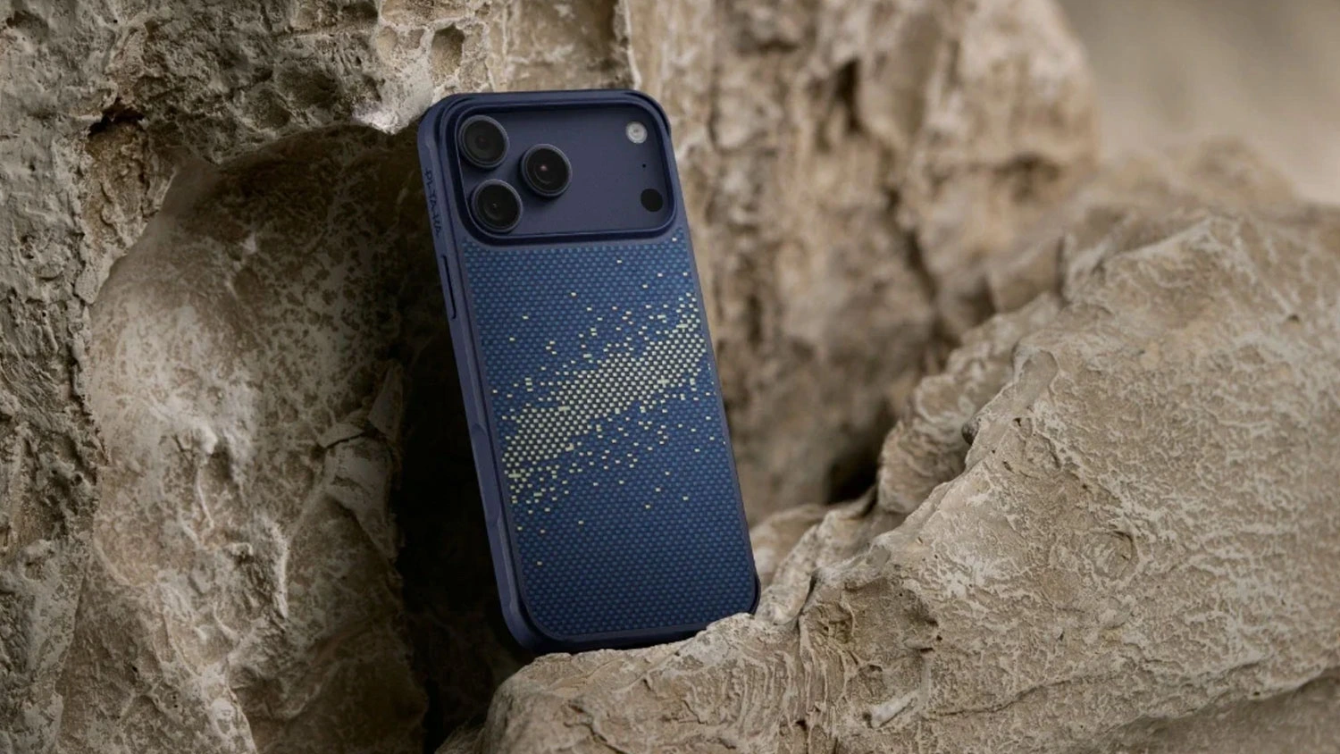 Mobil v obalu Pitaka Ultra-Slim Case při p&aacute;du do p&iacute;sku