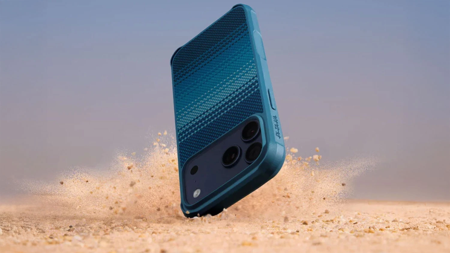 Mobil v obalu Pitaka Ultra-Slim Case při pádu do písku