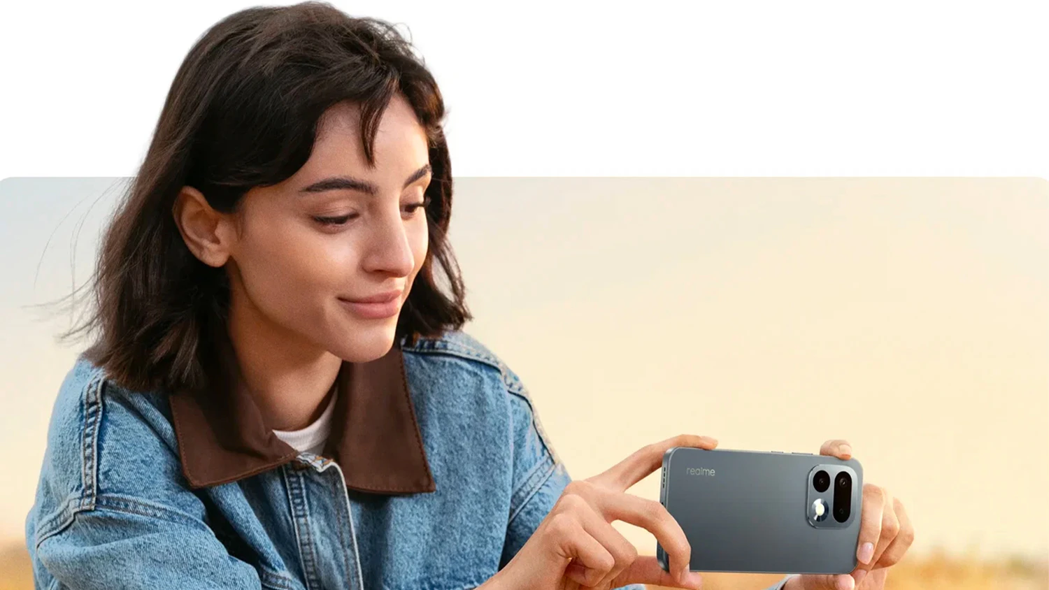 Žena fotografuje smartfónom Realme 16 Pro 5G