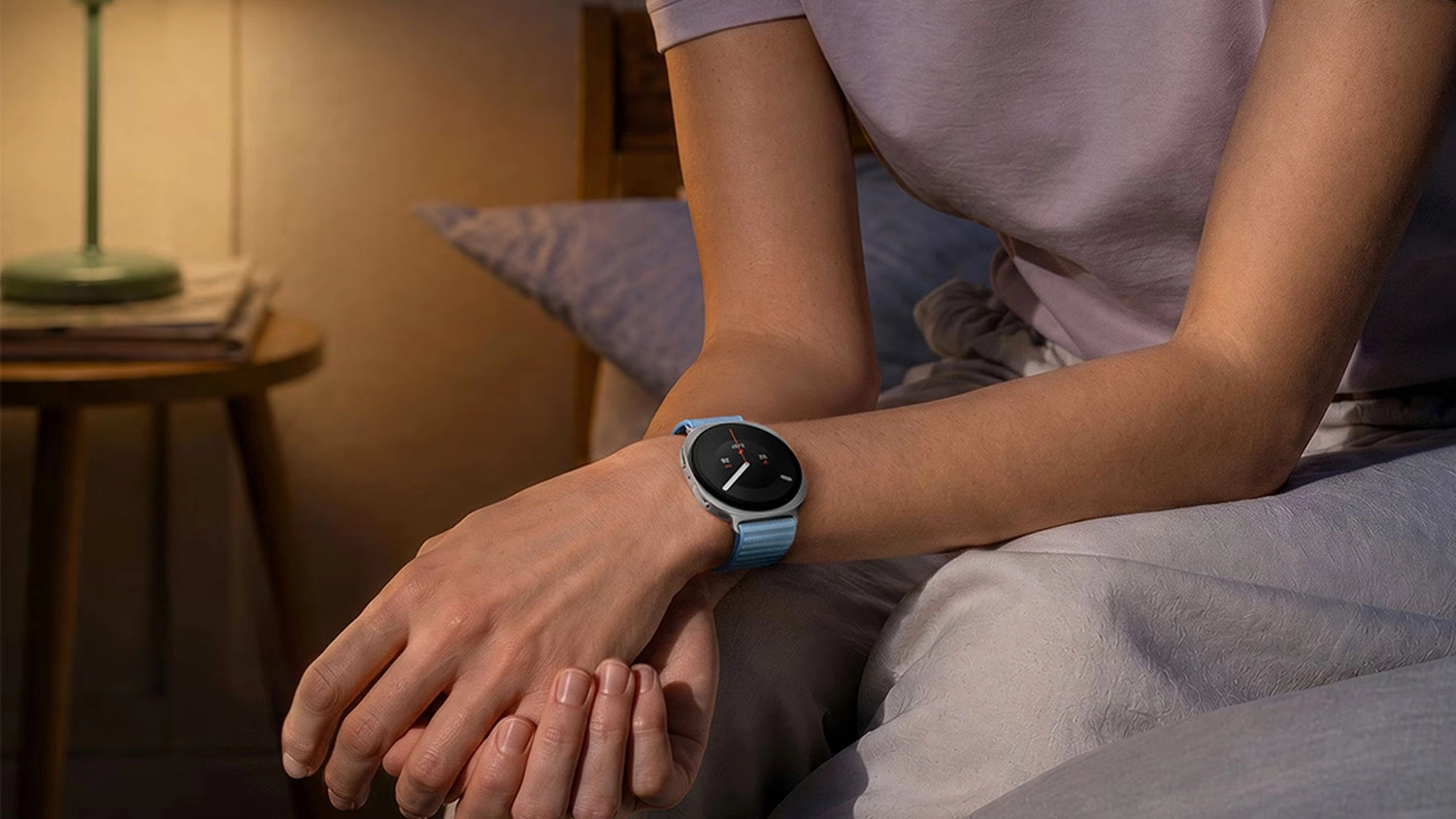 Žena m&aacute; na ruce hodinky s řem&iacute;nkem Samsung Watch9 Fabrics Band
