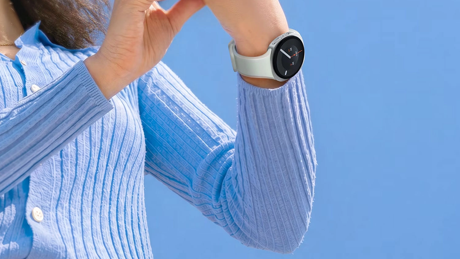 Žena m&aacute; na ruce hodinky s řem&iacute;nkem Samsung Watch9 Silicone Band