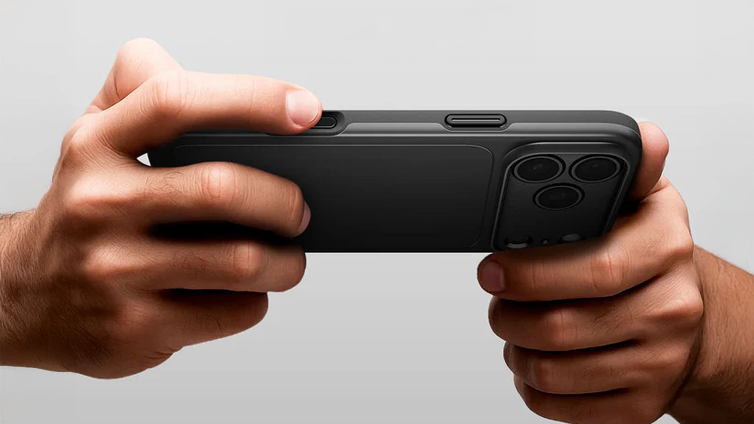 Ruce drž&iacute; mobil v obale Thin Fit MS iPhone