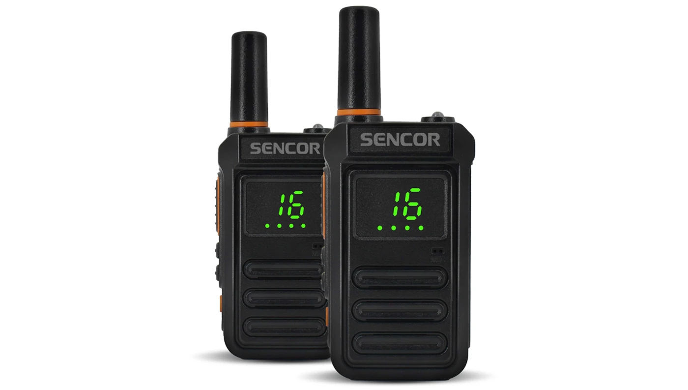 Dvě čern&eacute; vys&iacute;lačky SENCOR SMR&nbsp;650 s&nbsp;ant&eacute;nami a&nbsp;zelen&yacute;mi displeji na&nbsp;b&iacute;l&eacute;m pozad&iacute;