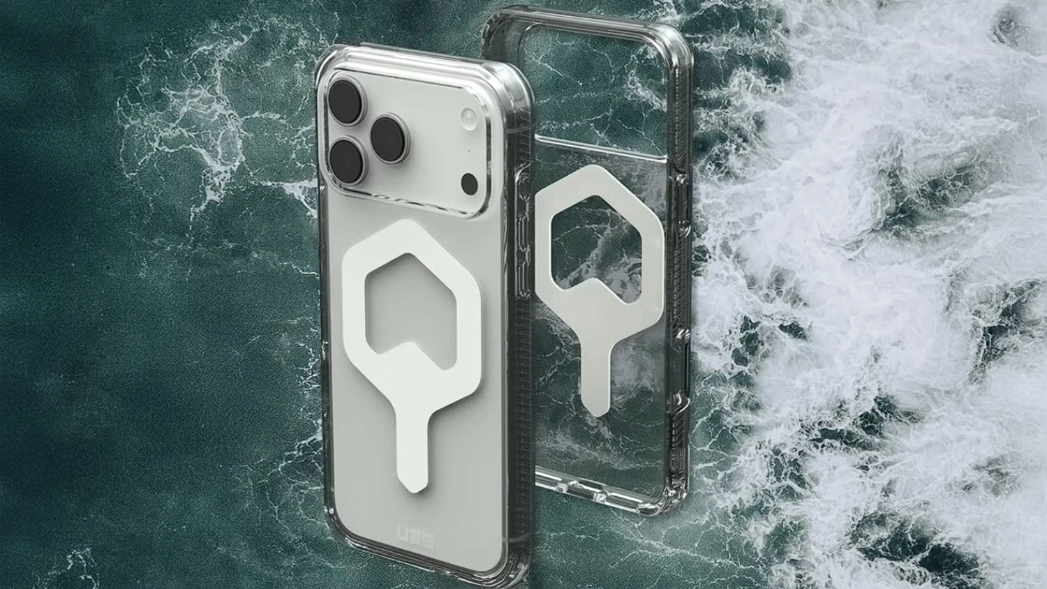 Mobil v obale UAG Plyo MS case iPhone s morskou vodou v pozad&iacute;.