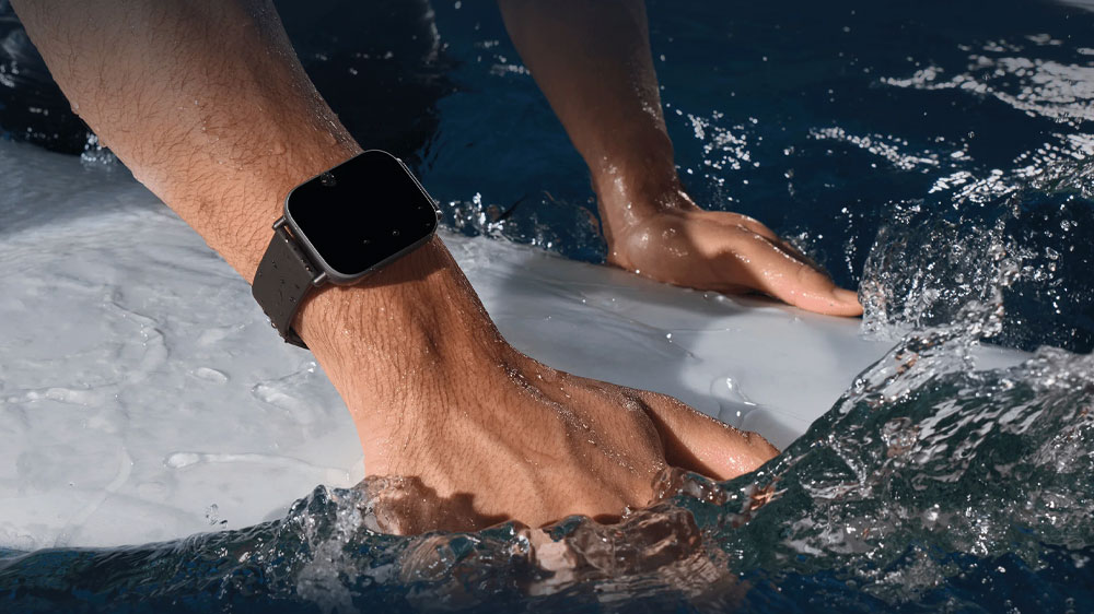 Chytré hodinky Xiaomi Redmi Watch 5 Active Black na rukách pri plávaní_02