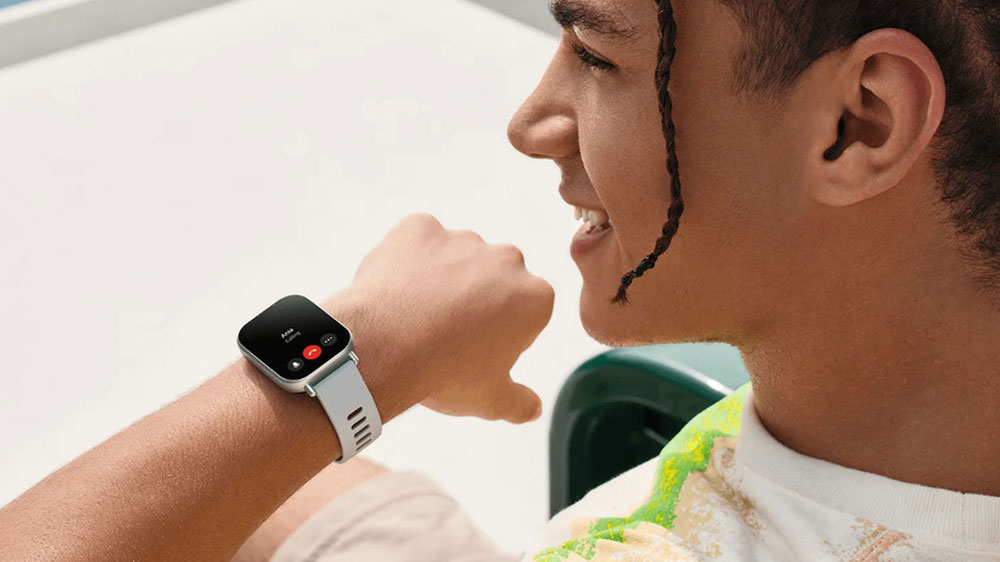 Chytré hodinky Xiaomi Redmi Watch 5 Active Silver na ruce zobrazující příchozí hovor_03