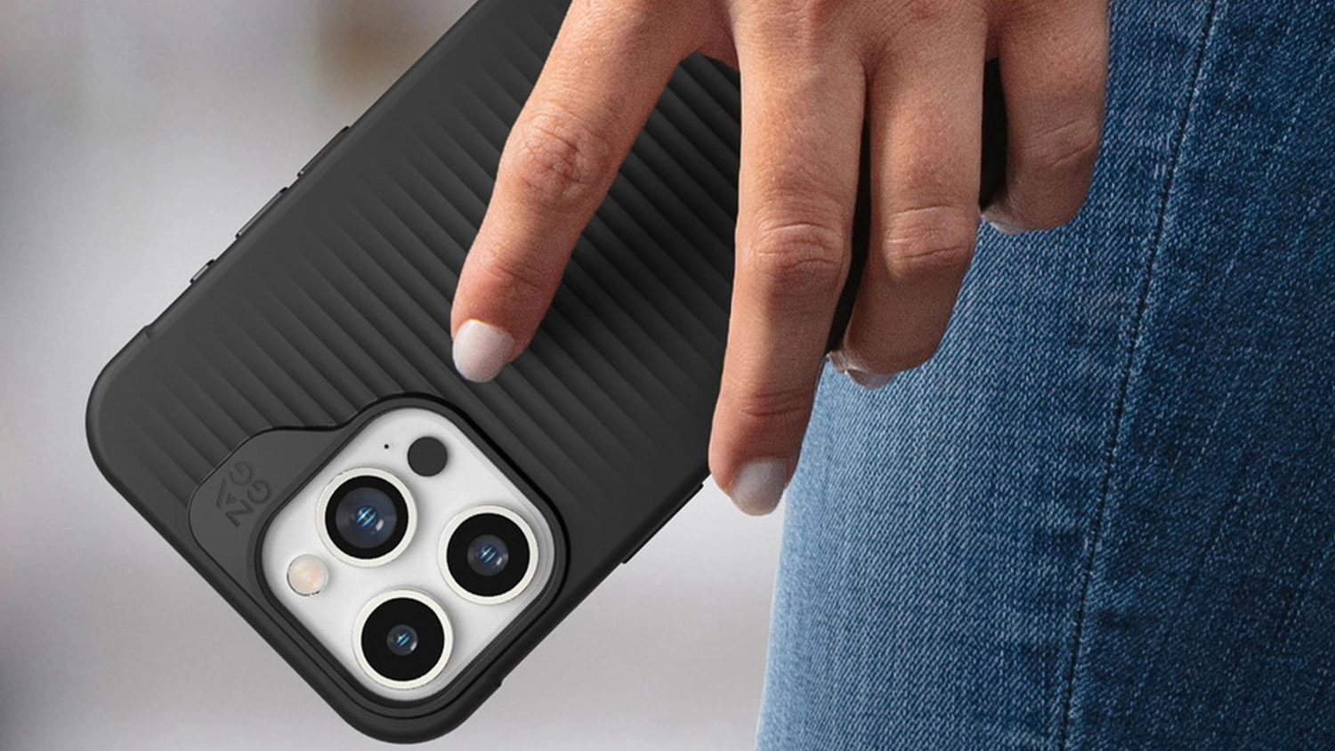 Muž m&aacute; v ruce mobil v obalu ZAGG Luxe Snap
