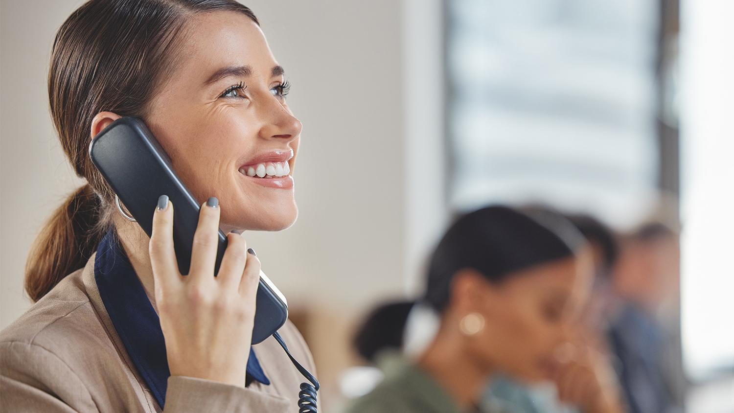Žena pracuje a u toho telefonuje