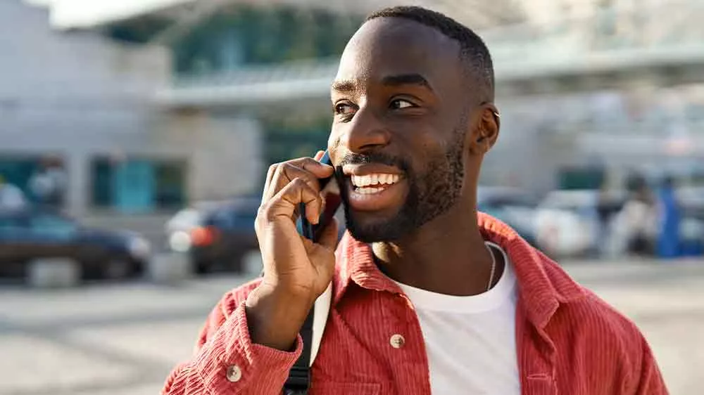 Usm&iacute;vaj&iacute;c&iacute; se muž telefonuje_03