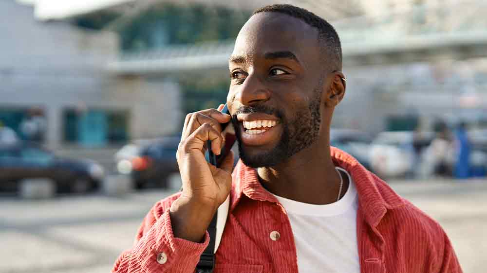 Usmívající se muž telefonuje_03