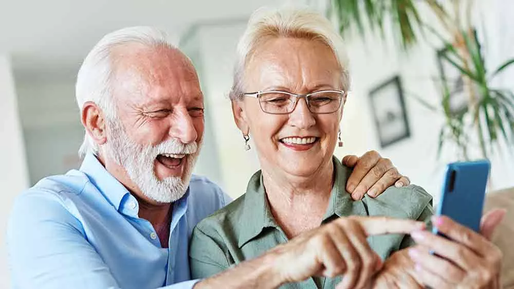 Seniorský pár s mobilním telefonem_03