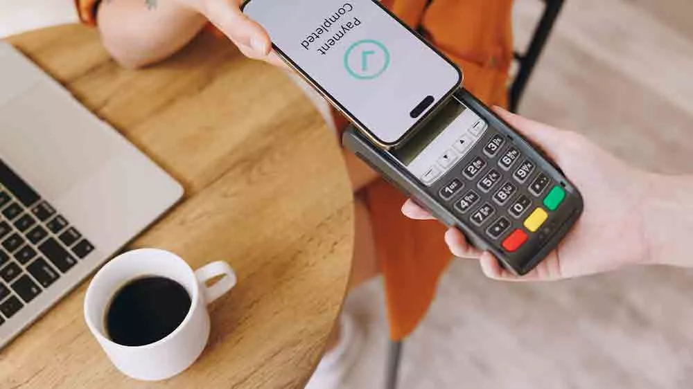 Žena platící mobilním telefonem s technologií NFC_02
