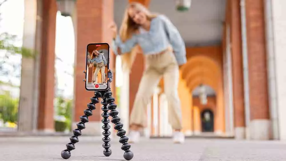 Dívka, která se natáčí na mobilní telefon na ulici_03