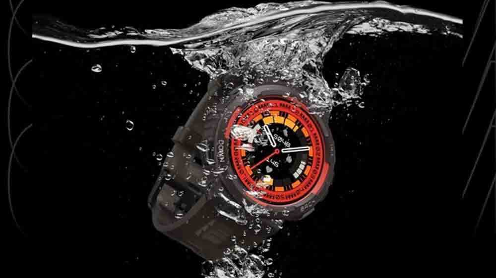 Hodinky Amazfit Active Edge Mint Green ponořen&eacute; ve vodě_02