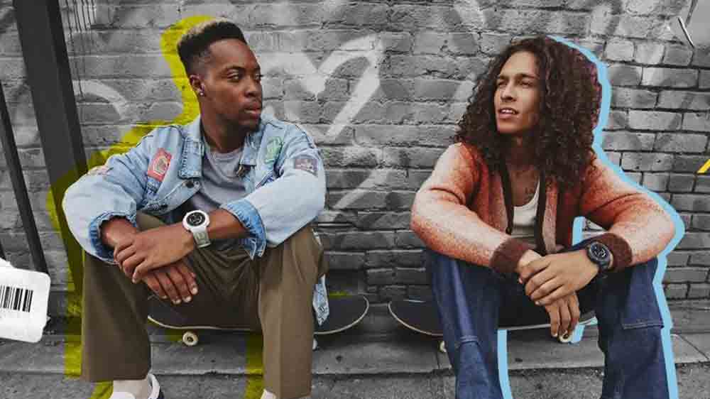 Lid&eacute; sed&iacute;c&iacute; na skateboardech ukazuj&iacute;c&iacute; hodinky Amazfit Active Edge_04