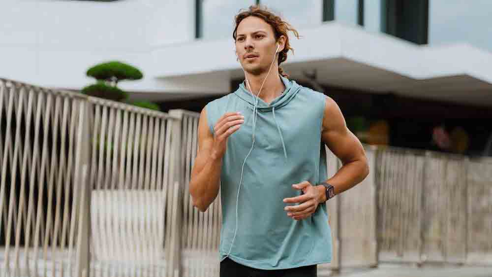 Běžící muž s hodinkami Amazfit Active_05