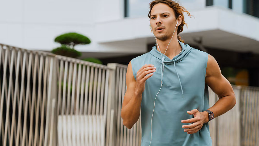 Běžící muž s nasazenými hodinkami Amazfit Active_02